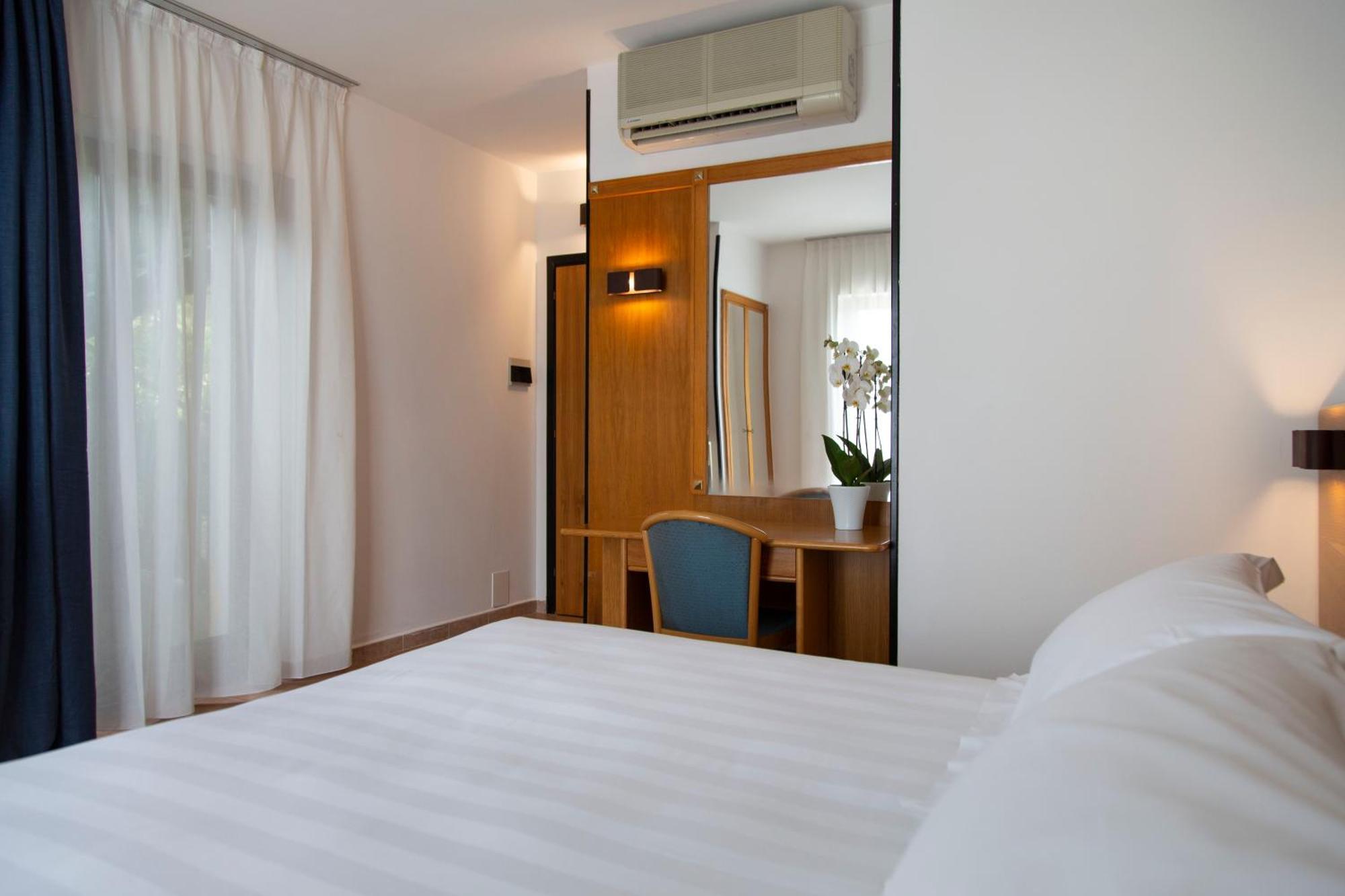 Hotel Villa Paradiso Passignano sul Trasimeno Room photo